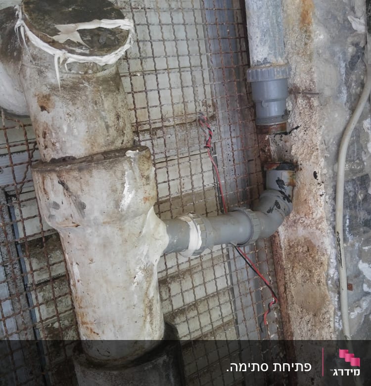 צינורות מתכת מחוברים עם חיבורים ותיקונים